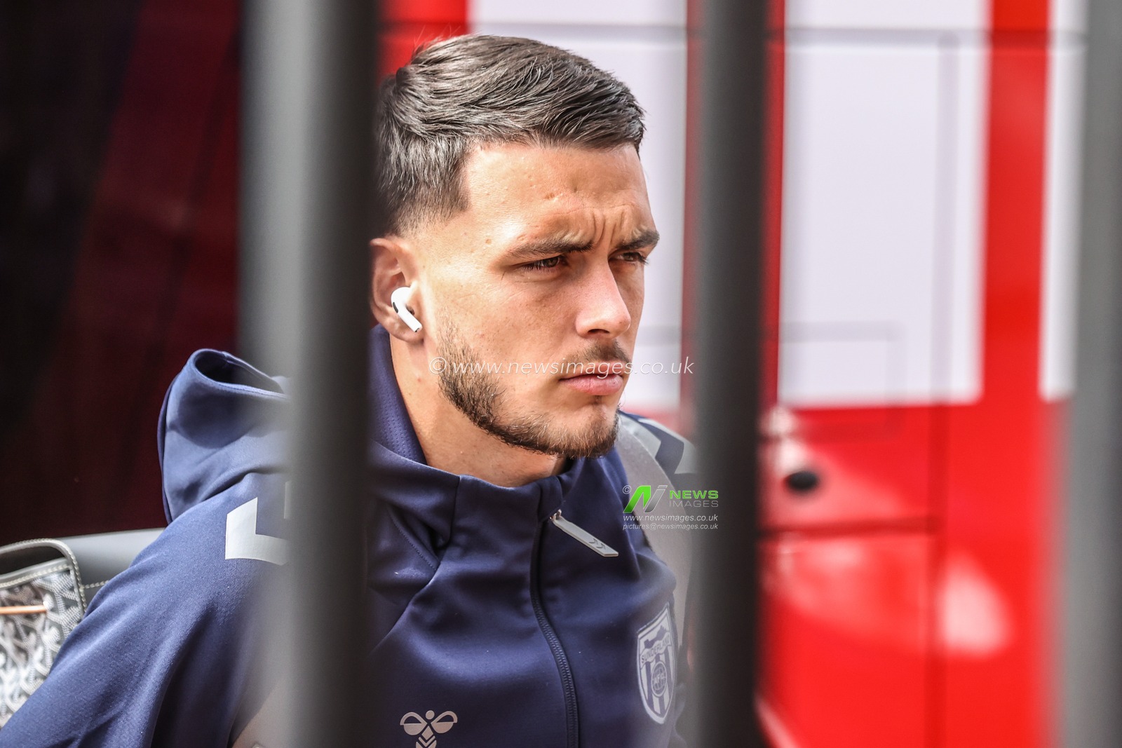 Enzo Le Fée of Sunderland arrives during the Premier League match Sunderland vs West Ham United at Stadium Of Light, Sunderland, United Kingdom, 16th August 2025

(Photo by Alfie Cosgrove/News Images)