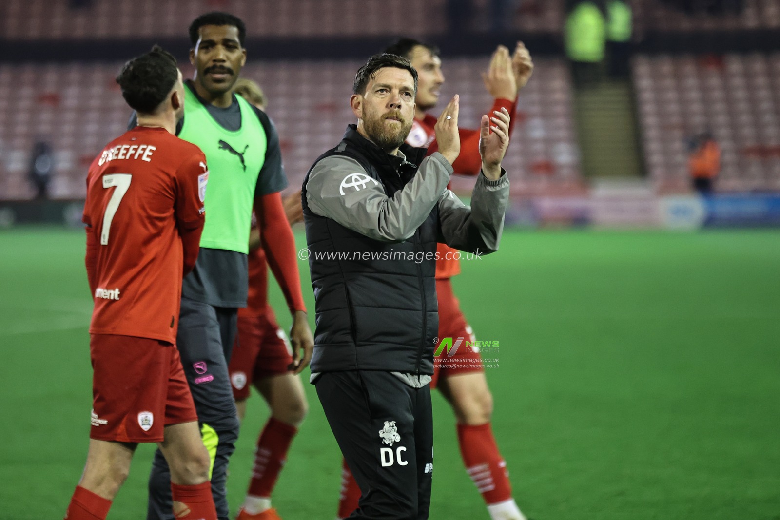 Darrell Clarke manager of Barnsley applauds the fans after the game during the Sky Bet League 1 match Barnsley vs Rotherham United at Oakwell, Barnsley, United Kingdom, 8th November 2024

(Photo by Alfie Cosgrove/News Images)