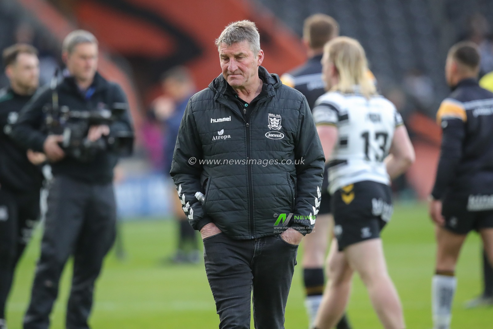 Tony Smith Head Coach of Hull FC during the pre match warm up ahead of the Betfred Super League Round 11 match Hull FC vs Wigan Warriors at MKM Stadium, Hull, United Kingdom, 4th May 2023

(Photo by James Heaton/News Images)