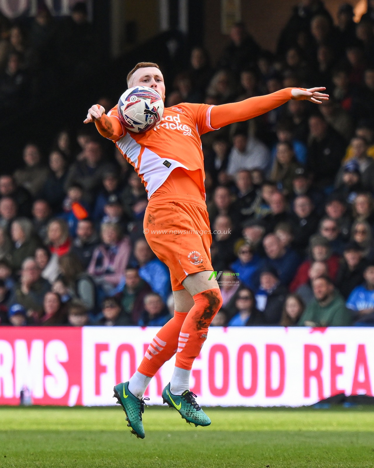 Sonny Carey of Blackpool controls the ball during the Sky Bet League 1 match Stockport County vs Blackpool at Edgeley Park Stadium, Stockport, United Kingdom, 1st March 2025

(Photo by Craig Thomas/News Images)