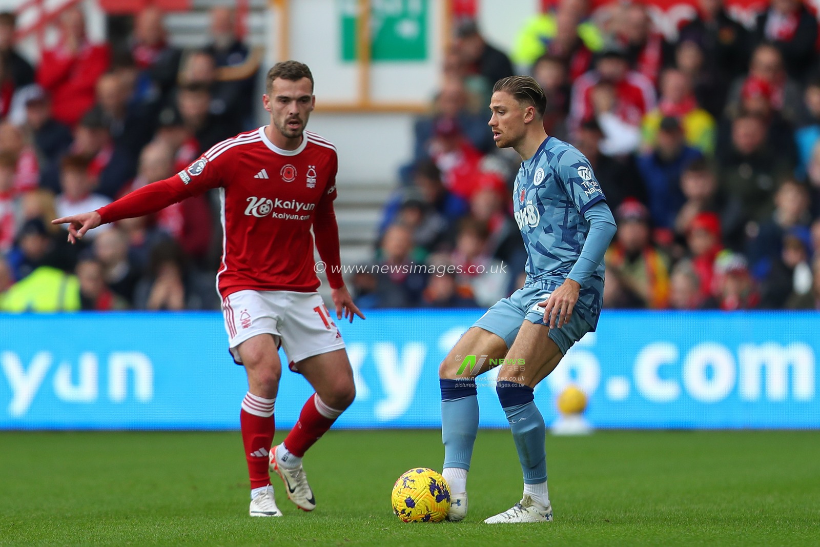 Matty Cash #2 of Aston Villa passes the ball during the Premier League match Nottingham Forest vs Aston Villa at City Ground, Nottingham, United Kingdom, 5th November 2023

(Photo by Gareth Evans/News Images)