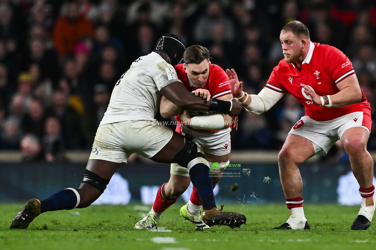 Taine Basham of Wales is tackled by Maro Itoje of England during the 2024 Guinness 6 Nations match England vs Wales at Twickenham Stadium, Twickenham, United Kingdom, 10th February 2024

(Photo by Craig Thomas/News Images)