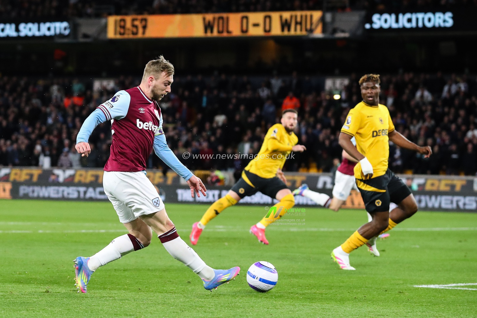 Jarrod Bowen of West Ham United crosses the ball during the Premier League match Wolverhampton Wanderers vs West Ham United at Molineux, Wolverhampton, United Kingdom, 1st April 2025

(Photo by Gareth Evans/News Images)