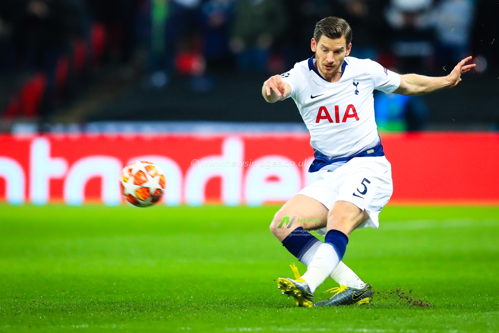 13th February 2019, Wembley Stadium, London, England; UEFA Champions League, Round of 16, Tottenham vs Borussia Dortmund ; Jan Vertonghen (05) of Tottenham plays the ball up the pitch


Credit: Georgie Kerr/News Images