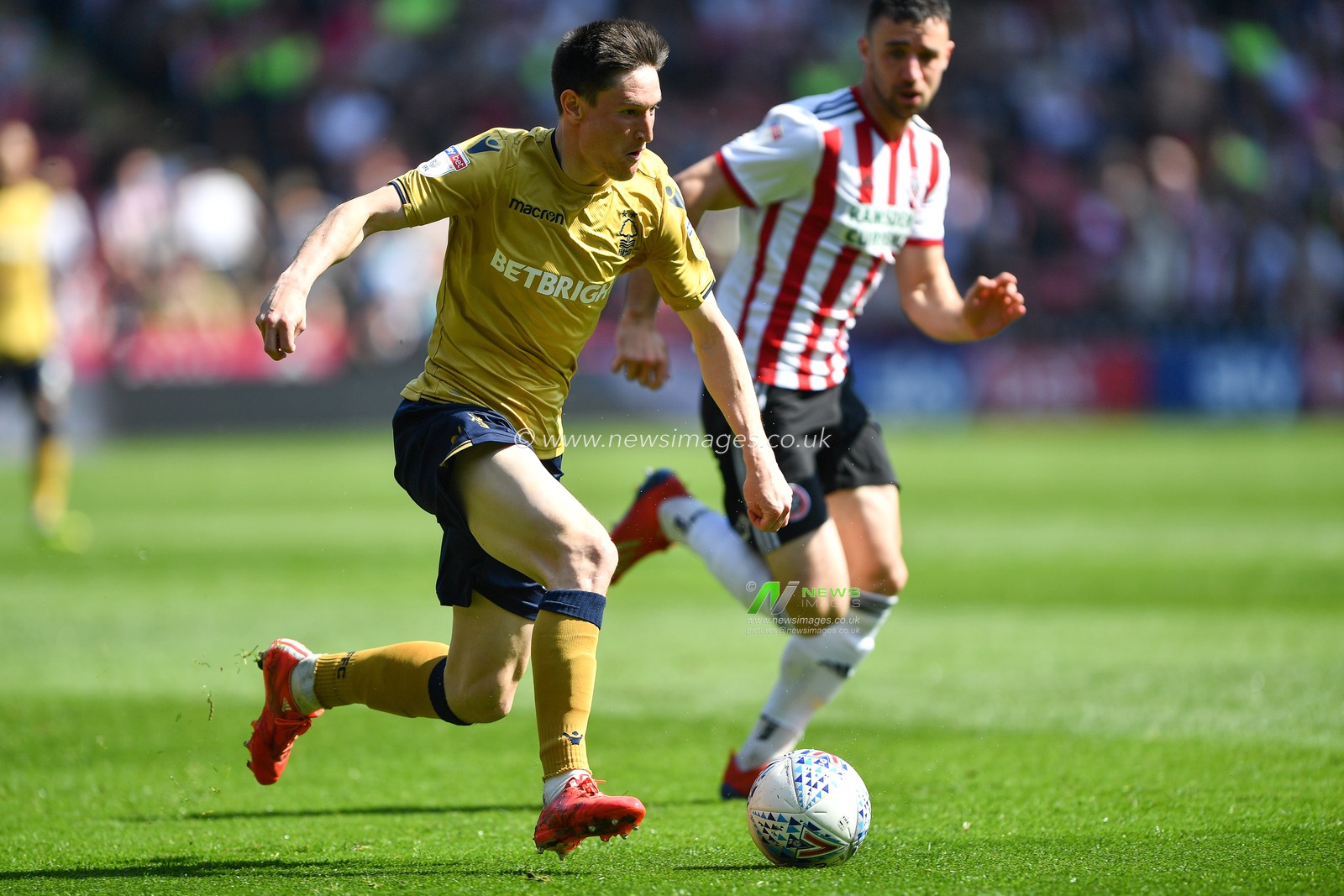 19th April 2019, Bramall Lane, Sheffield, England; Sky Bet Championship, Sheffield United vs Nottingham Forest ; Joe Lolley (23) of Nottingham Forest makes a run in to the Sheffield area


Credit: Jon Hobley/News Images

English Football League images are subject to DataCo Licence