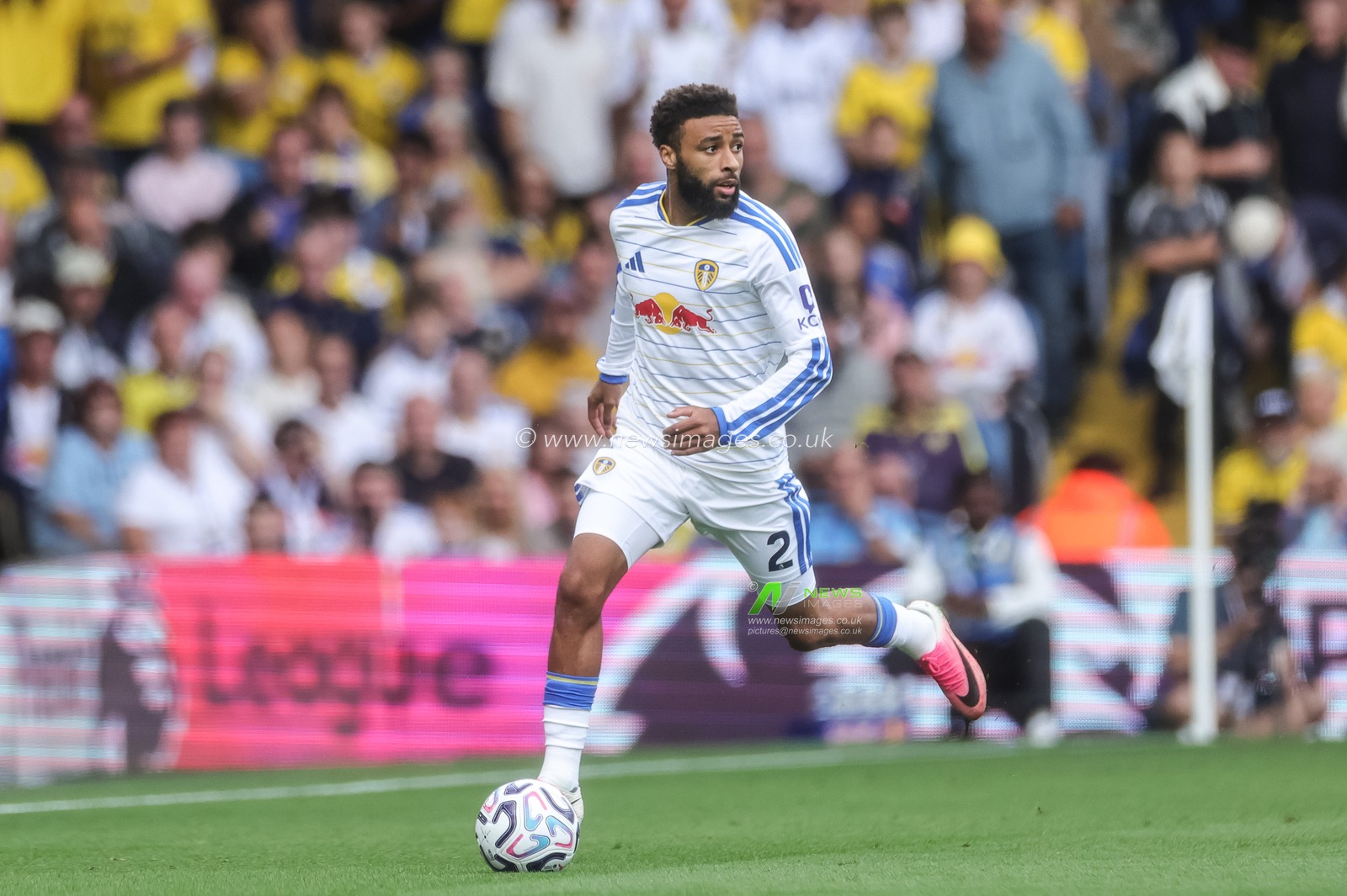 Jayden Bogle of Leeds United breaks with the ball during the Premier League match Leeds United vs Brentford at Elland Road, Leeds, United Kingdom on 30 August 2026

(Photo by Mark Cosgrove/News Images)