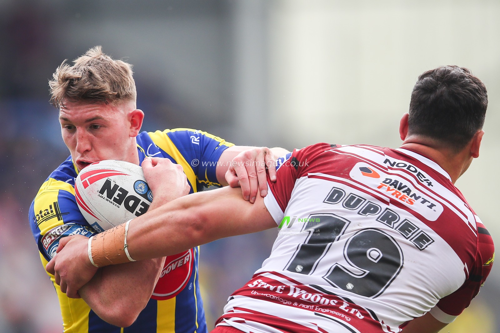 Matty Nicholson of Warrington Wolves is tackled by Tyler Dupree of Wigan Warriors during the Betfred Super League Round 13 match Warrington Wolves vs Wigan Warriors at Halliwell Jones Stadium, Warrington, United Kingdom, 1st June 2024

(Photo by Gareth Evans/News Images)