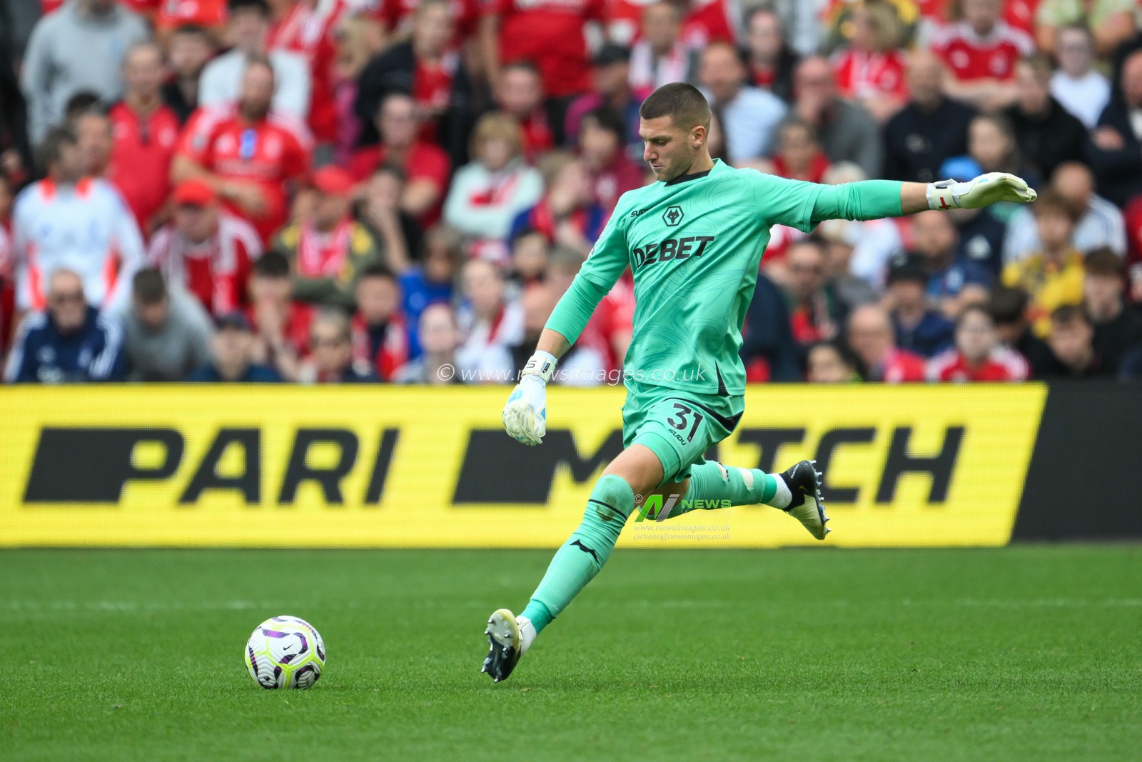 Sam Johnstone of Wolverhampton Wanderers in action during the Premier League match Nottingham Forest vs Wolverhampton Wanderers at City Ground, Nottingham, United Kingdom, 31st August 2024

(Photo by Craig Thomas/News Images)