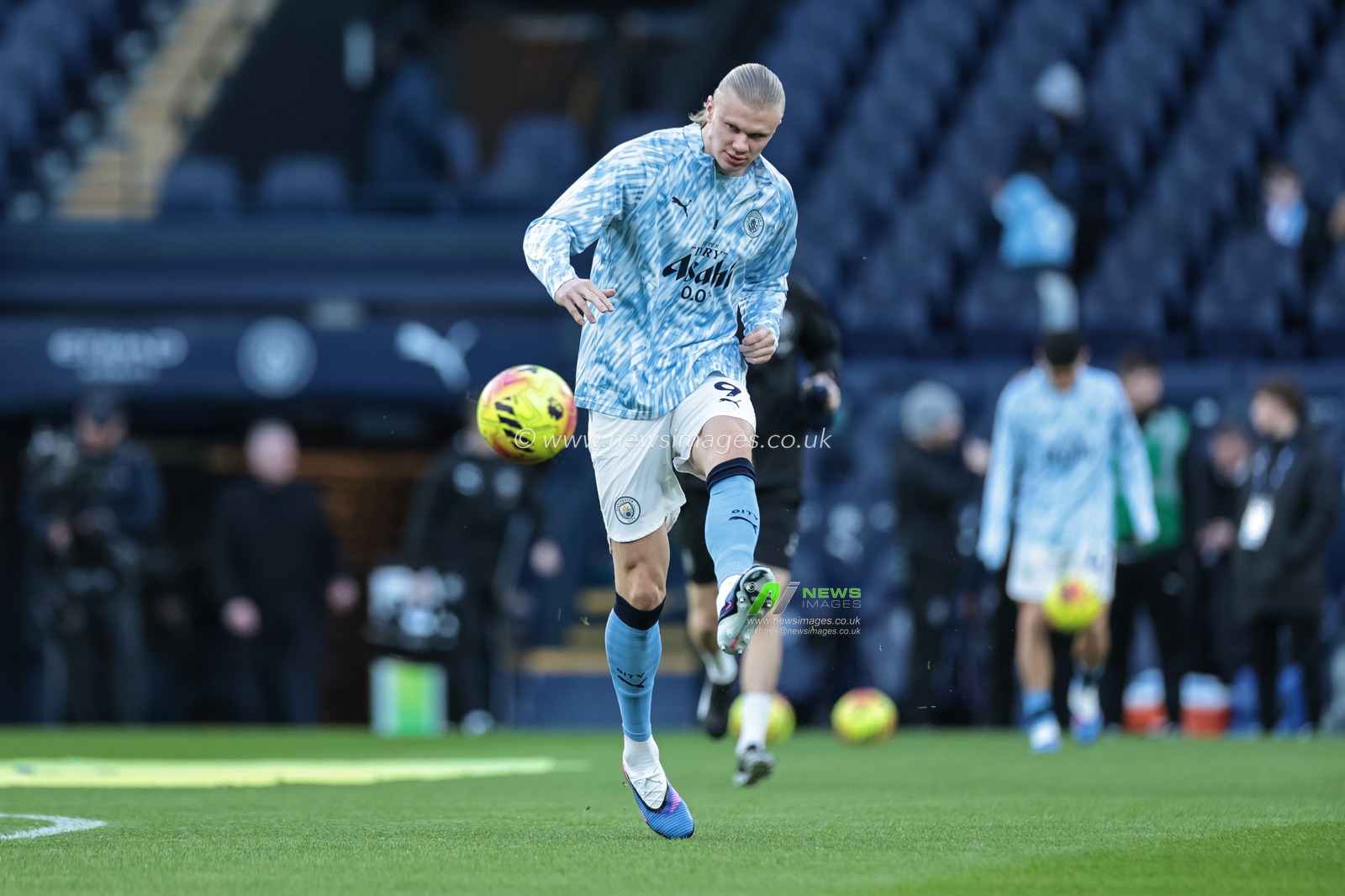 Erling Haaland of Manchester City in the pregame warmup session during the Premier League match Manchester City vs West Ham United at Etihad Stadium, Manchester, United Kingdom, 20th December 2025

(Photo by Mark Cosgrove/News Images)

*** GER AUT SUI OUT ***
