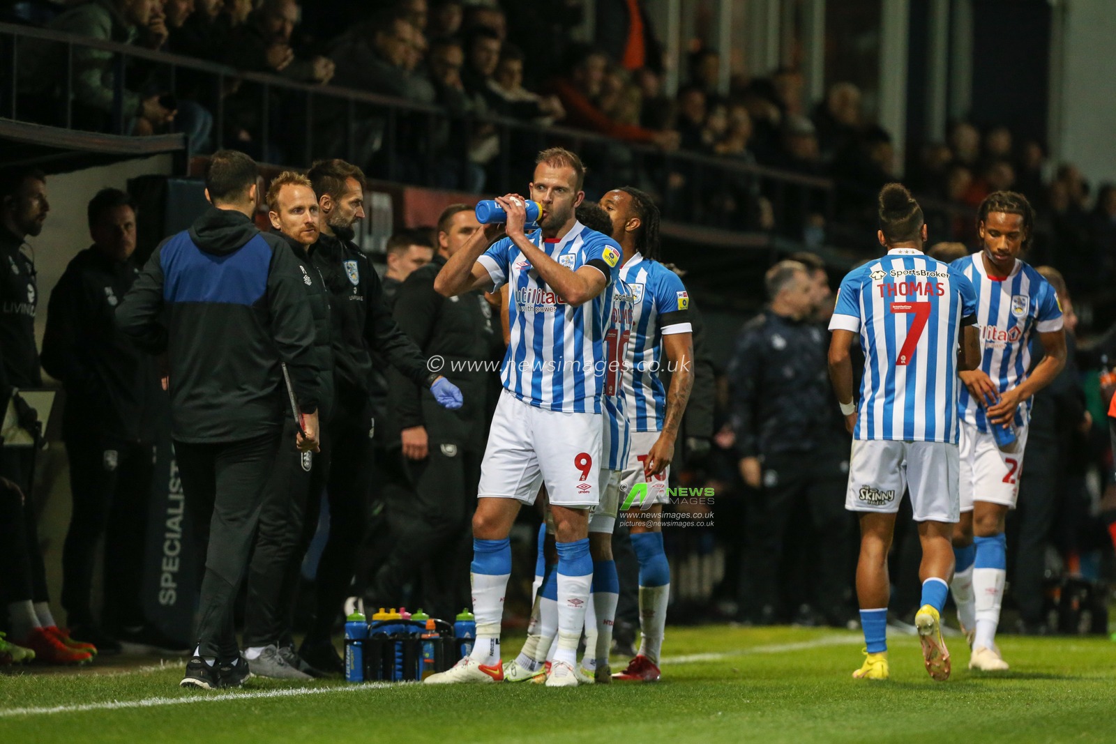 Jordan Rhodes #9 of Huddersfield Town during a drinks break during the Sky Bet Championship match Luton Town vs Huddersfield Town at Kenilworth Road, Luton, United Kingdom, 4th October 2022

(Photo by Arron Gent/News Images)