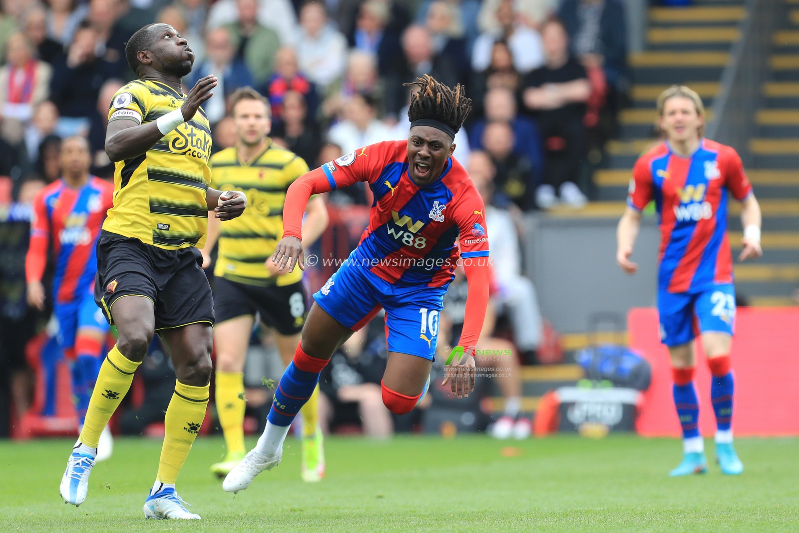 Moussa Sissoko #19 of Watford competes with Eberechi Eze #10 of Crystal Palace for the ball.