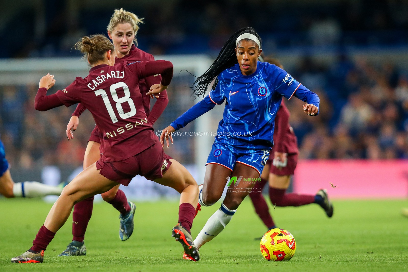 Ashley Lawrence of Chelsea Women breaks with the ball during the Barclays Women's Super League match Chelsea FC Women vs Manchester City Women at Stamford Bridge, London, United Kingdom, 16th November 2024

(Photo by Izzy Poles/News Images)