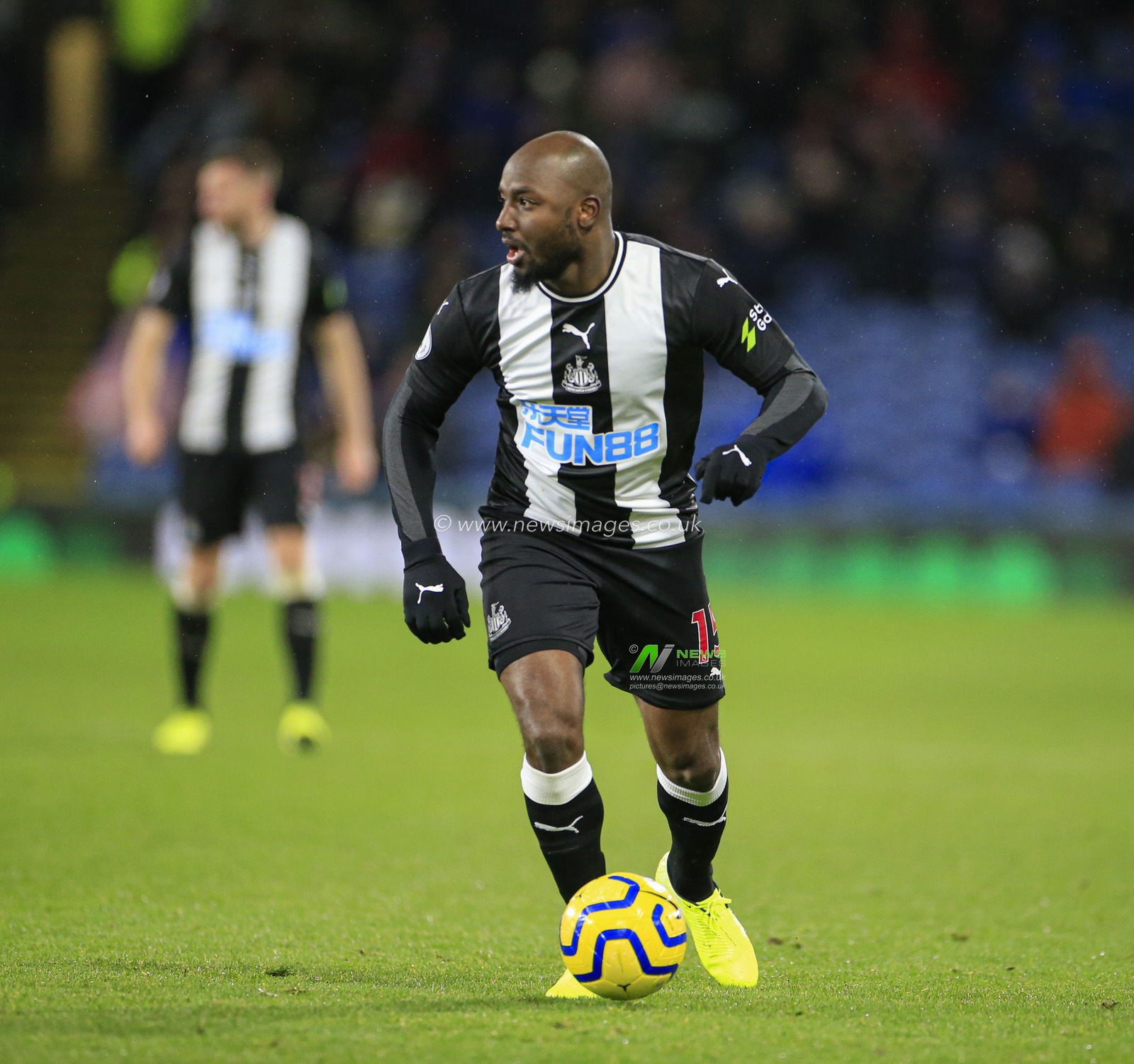 14th December 2019, Turf Moor, Burnley, England; Premier League, Burnley v Newcastle United : Jetro Willems (15) of Newcastle United  controls the ball

Credit: Conor Molloy/News Images