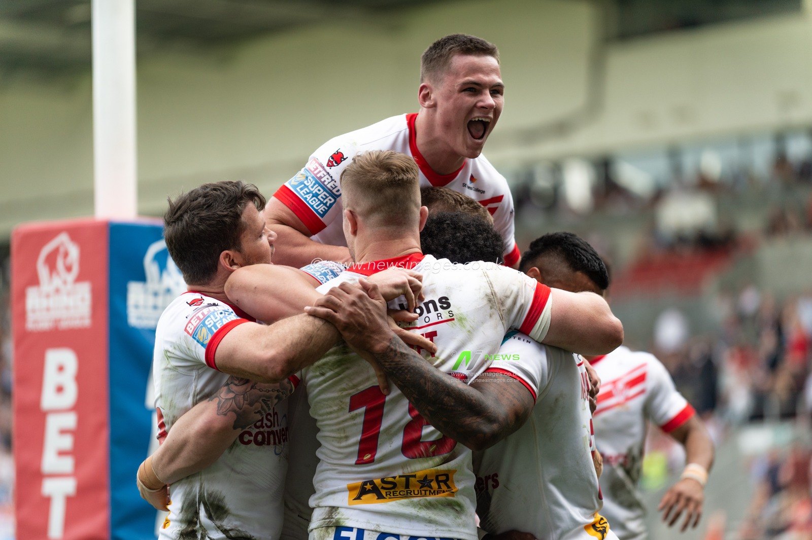 22nd April 2019 , Totally Wicked Stadium, St Helens, England;  Betfred Super League, Round 12, St Helens vs Hull FC, Saints celebrate Kevin Naiqama try

Credit: Richard Long/News Images