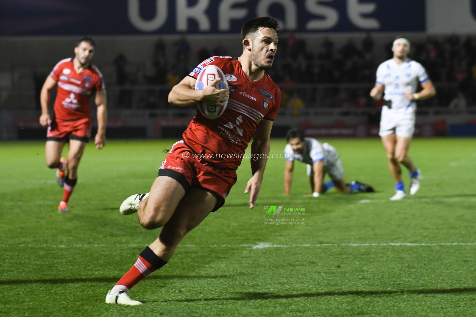 27th September 2018 , AJ Bell Stadium, Manchester, England; Betfred Super League Qualifiers, Salford Red Devils v Toulouse Olympique, Niall Evalds of Salford Red Devils scores scores a try

Credit:   Richard Long/News Images