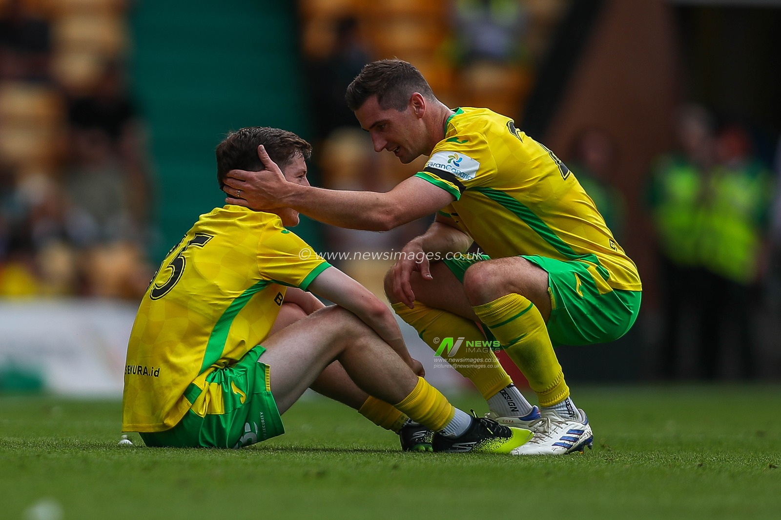 Kellen Fisher and Kenny McLean of Norwich City talk tactics during the Pre-season friendly match Norwich City vs St. Pauli at Carrow Road, Norwich, United Kingdom, 3rd August 2024

(Photo by Izzy Poles/News Images)