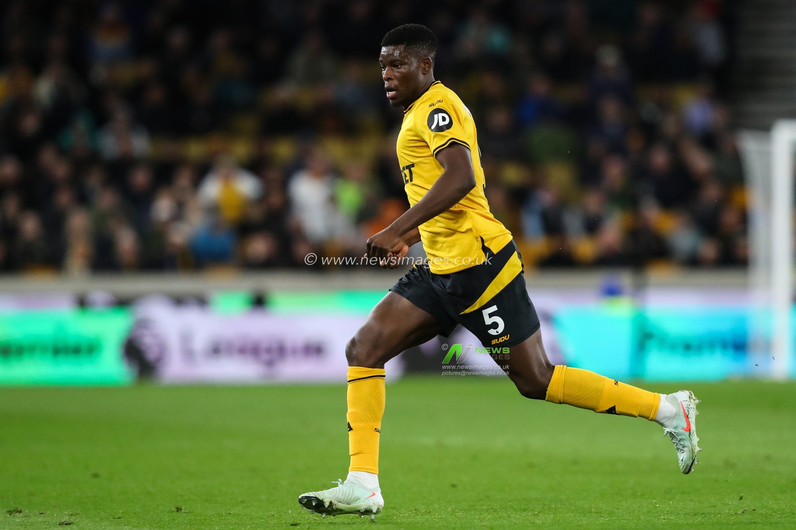 Marshall Munetsi of Wolverhampton Wanderers during the Premier League match Wolverhampton Wanderers vs West Ham United at Molineux, Wolverhampton, United Kingdom, 1st April 2025

(Photo by Gareth Evans/News Images)