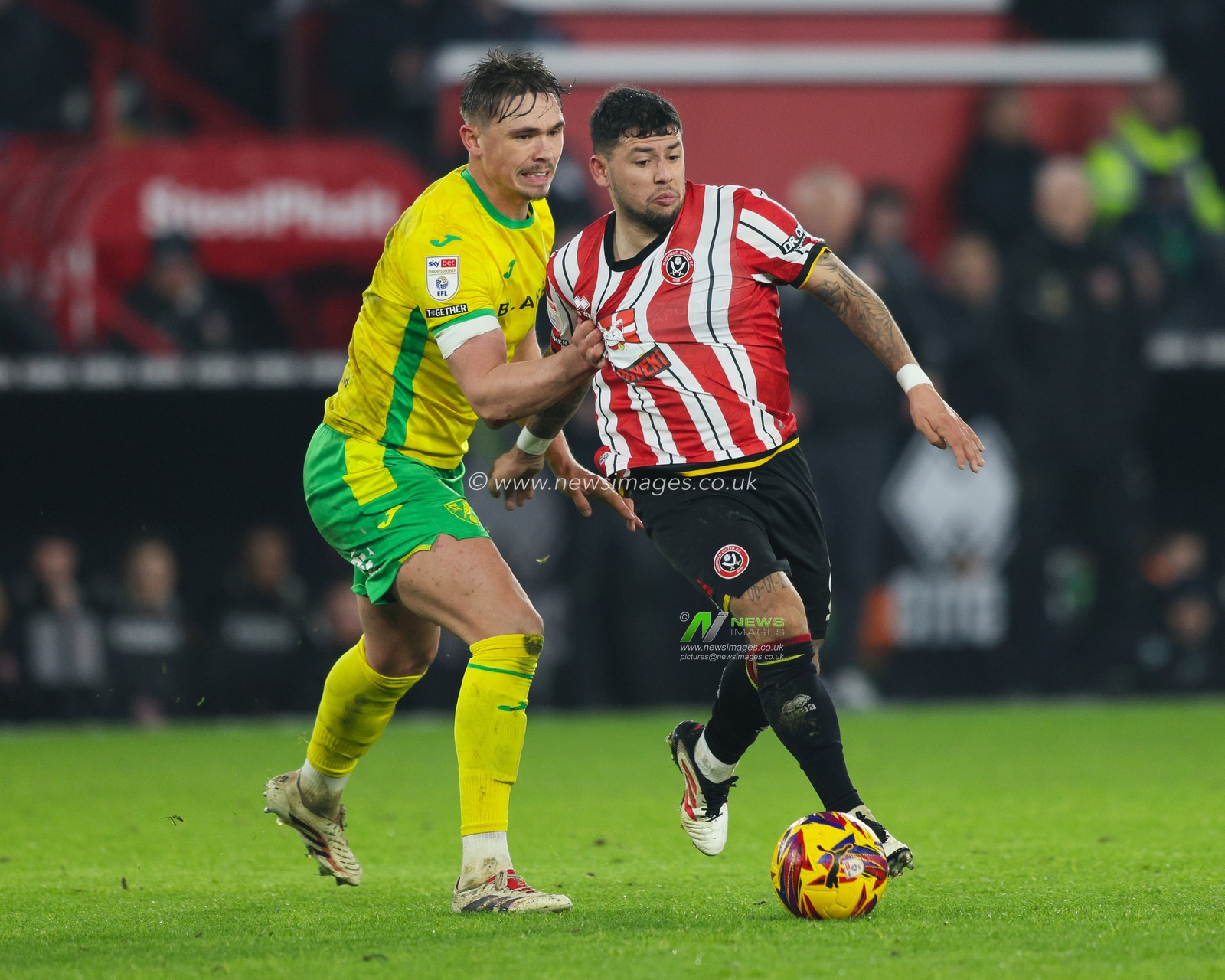 Gustavo Hamer of Sheffield United is pulled back by Callum Doyle of Norwich City during the Sky Bet Championship match Sheffield United vs Norwich City at Bramall Lane, Sheffield, United Kingdom, 18th January 2025

(Photo by Alex Roebuck/News Images)