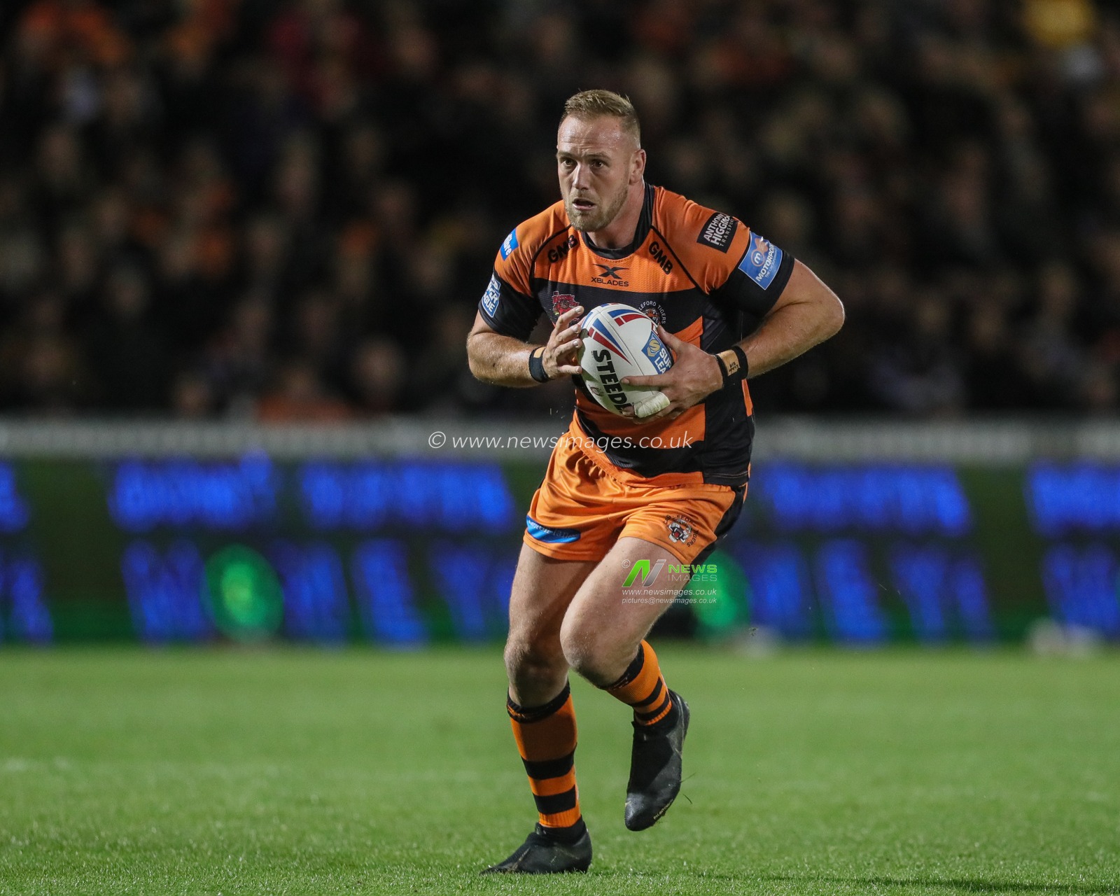 26th September 2019 ,  AJ Bell Stadium, Salford, England;  Betfred Super League Rugby, Round Eliminator 2, Salford Red Devils vs Castleford Tigers ; Liam Watts (8) of Castleford Tigers during the game 

Credit: Mark Cosgrove/News Images