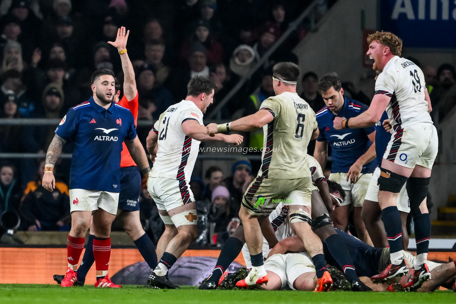 Fin Baxter of England goes over for a try during the 2025 Guinness 6 Nations match England vs France at Allianz Stadium,, Twickenham, United Kingdom, 8th February 2025

(Photo by Craig Thomas/News Images)