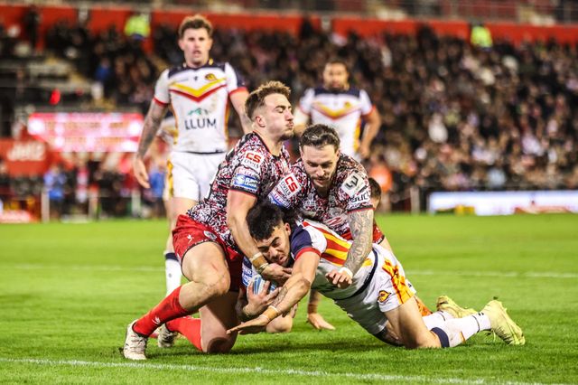 Charlie Staines of Catalans Dragons goes over for a try during the Betfred Super League match Leigh Leopards vs Catalans Dragons at Leigh Sports Village, Leigh, United Kingdom on 06 March 2026

(Photo by Alfie Cosgrove/News Images)