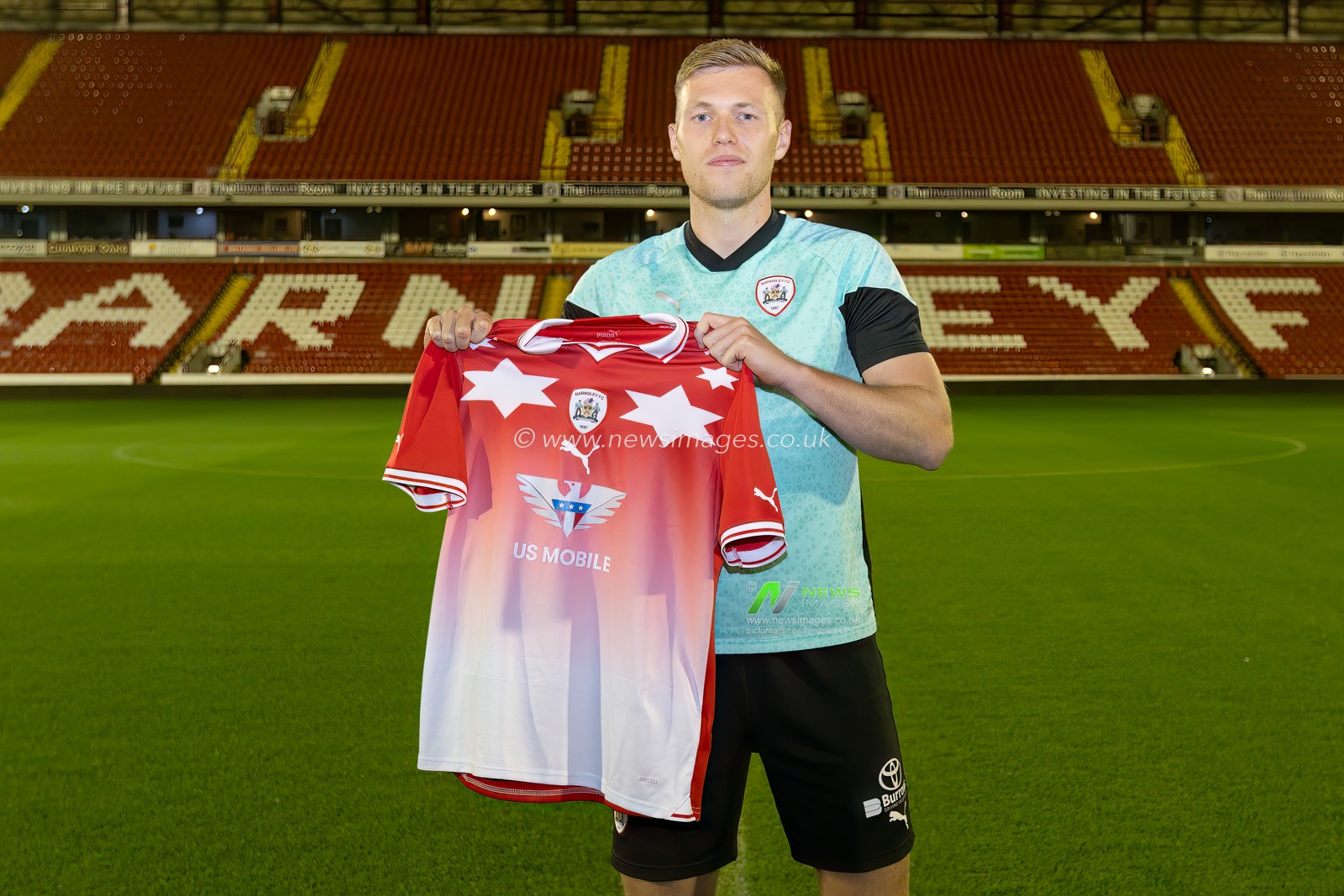 Sam Cosgrove signs for Barnsley FC on a two year deal with options at Oakwell, Barnsley, United Kingdom, 1st September 2023

(Photo by Mark Cosgrove/News Images)