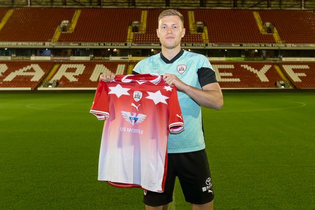Sam Cosgrove signs for Barnsley FC