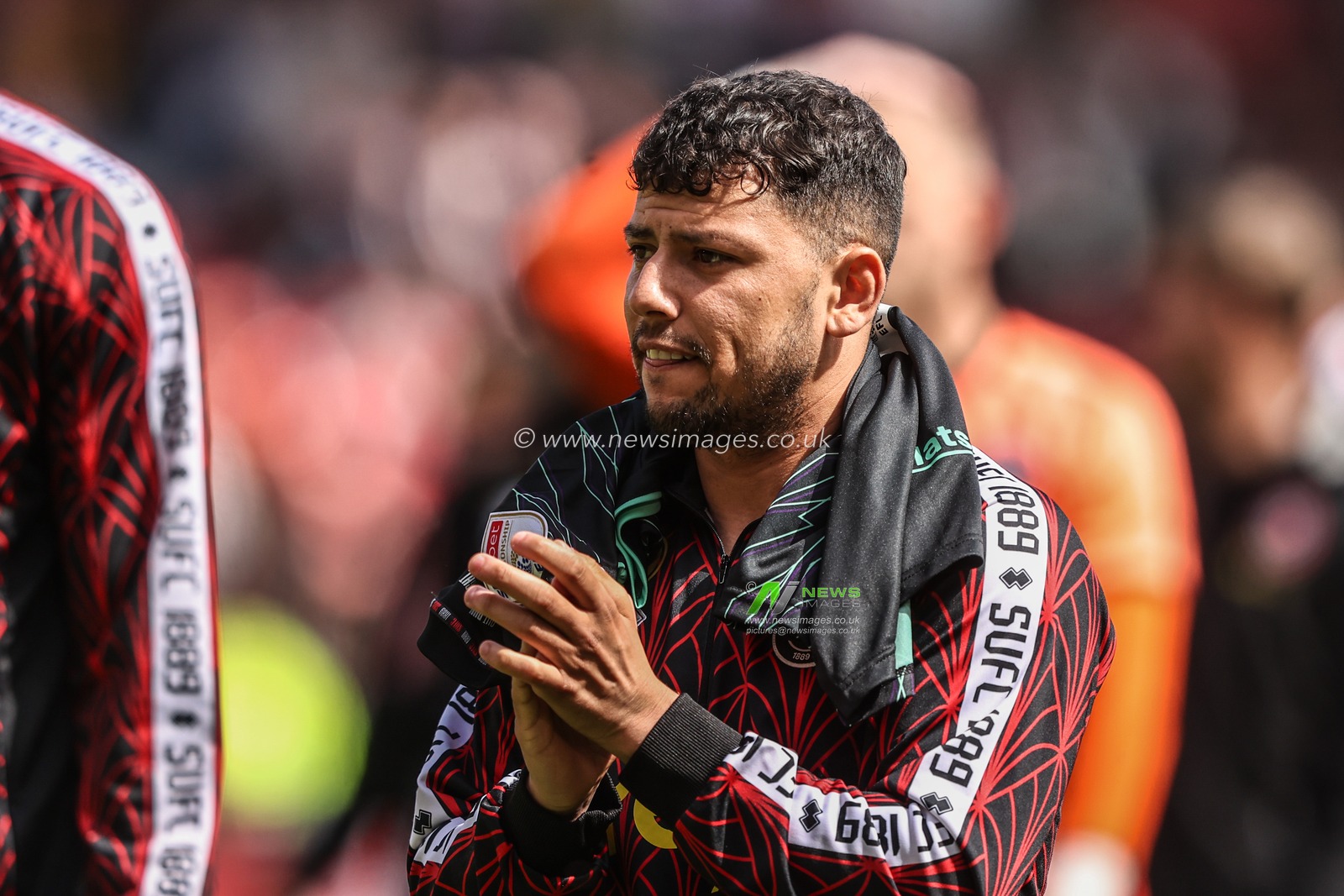 Gustavo Hamer of Sheffield United applauds the fans after the game during the Sky Bet Championship match Sheffield United vs Blackburn Rovers at Bramall Lane, Sheffield, United Kingdom, 3rd May 2025

(Photo by Alfie Cosgrove/News Images)