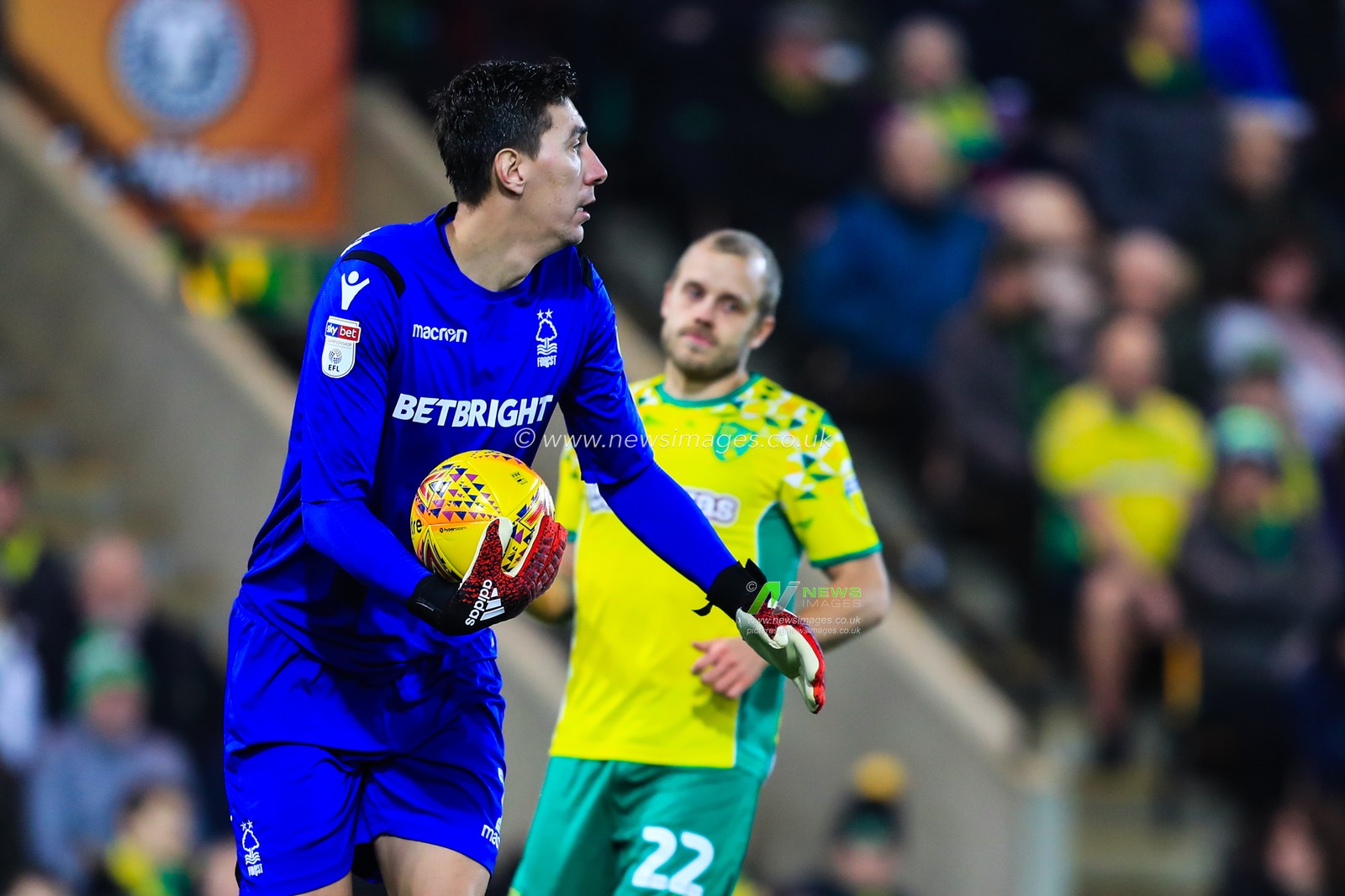 26th December 2018, Carrow Road, Norfolk, England; Sky Bet Championship, Norwich City vs Nottingham Forest ;  Costel Pantilimon (01) of Nottingham Forest is forced into a save ahead of Teemu Pukki (22) of Norwich City late in the game.

Credit: Georgie Kerr/News Images

English Football League images are subject to DataCo Licence