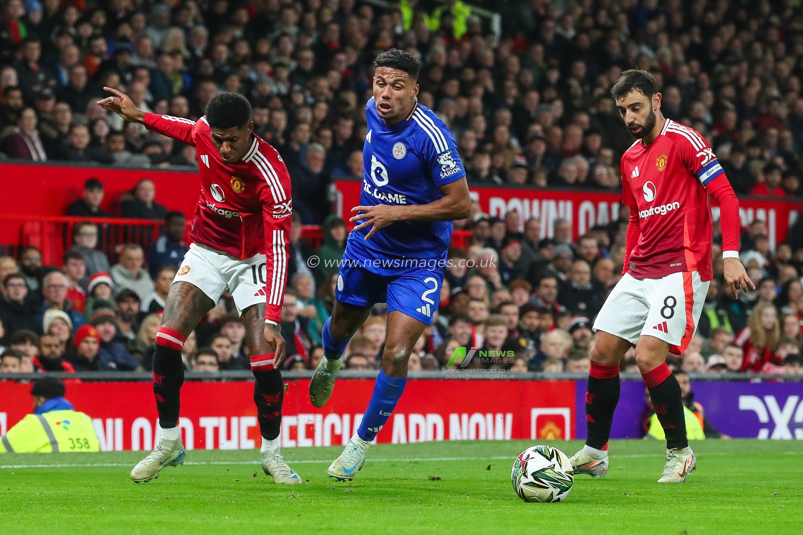 James Justin of Leicester City breaks past Marcus Rashford of Manchester United during the Carabao Cup Last 16 match Manchester United vs Leicester City at Old Trafford, Manchester, United Kingdom, 30th October 2024

(Photo by Gareth Evans/News Images)