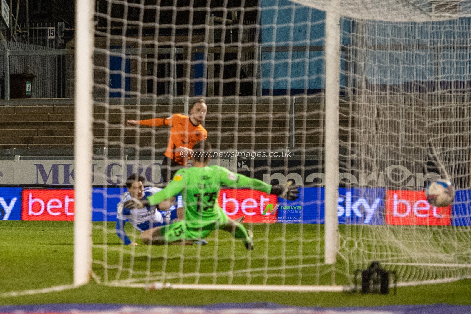 Brandon Barker #30 of Oxford United shoots from a tight angle and scores to make it 2-0 to Oxford Utd