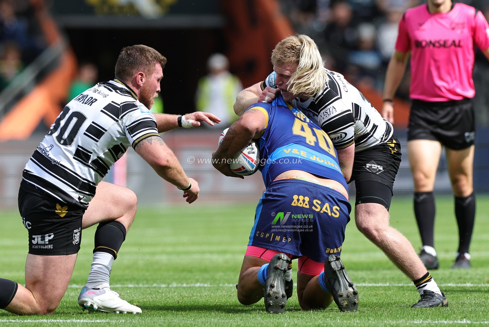 David Fifita #40 of Wakefield Trinity is tackled by Brad Fash #13 of Hull FC during the Betfred Super League Round 21 match Hull FC vs Wakefield Trinity at MKM Stadium, Hull, United Kingdom, 6th August 2023

(Photo by Mark Cosgrove/News Images)