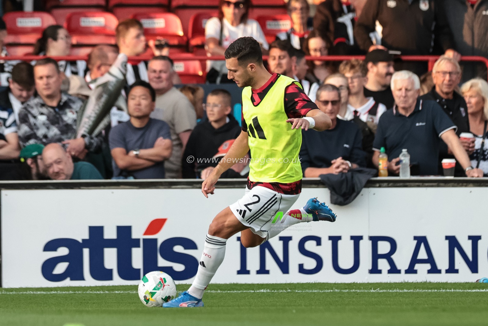 Diogo Dalot of Manchester United in the pregame warmup session during the Carabao Cup match Grimsby Town vs Manchester United at Blundell Park, Cleethorpes, United Kingdom, 27th August 2025

(Photo by Mark Cosgrove/News Images)