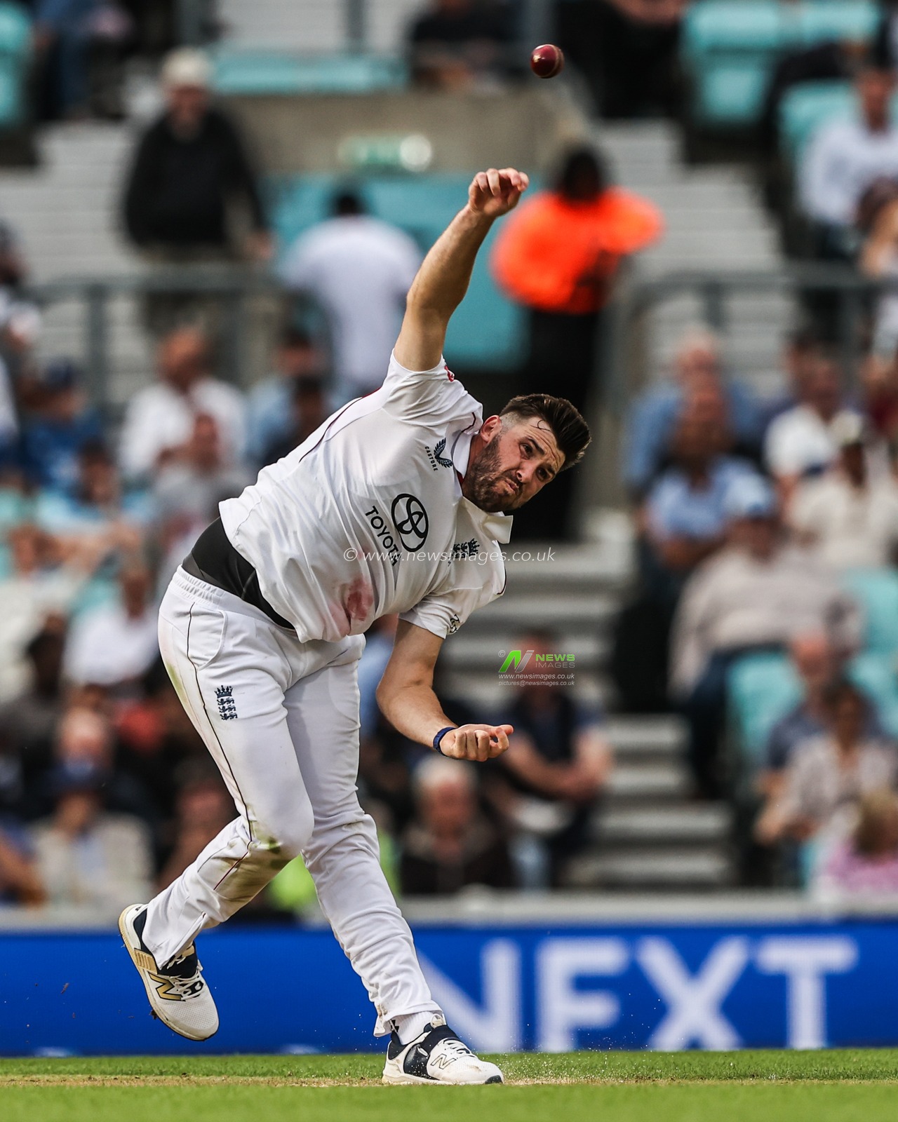 Jamie Overton of England delivers the ball during the Rothesay 5th Rothesay Test Day 1 Match England v India at The Kia Oval, London, United Kingdom, 31st July 2025

(Photo by Alfie Cosgrove/News Images)