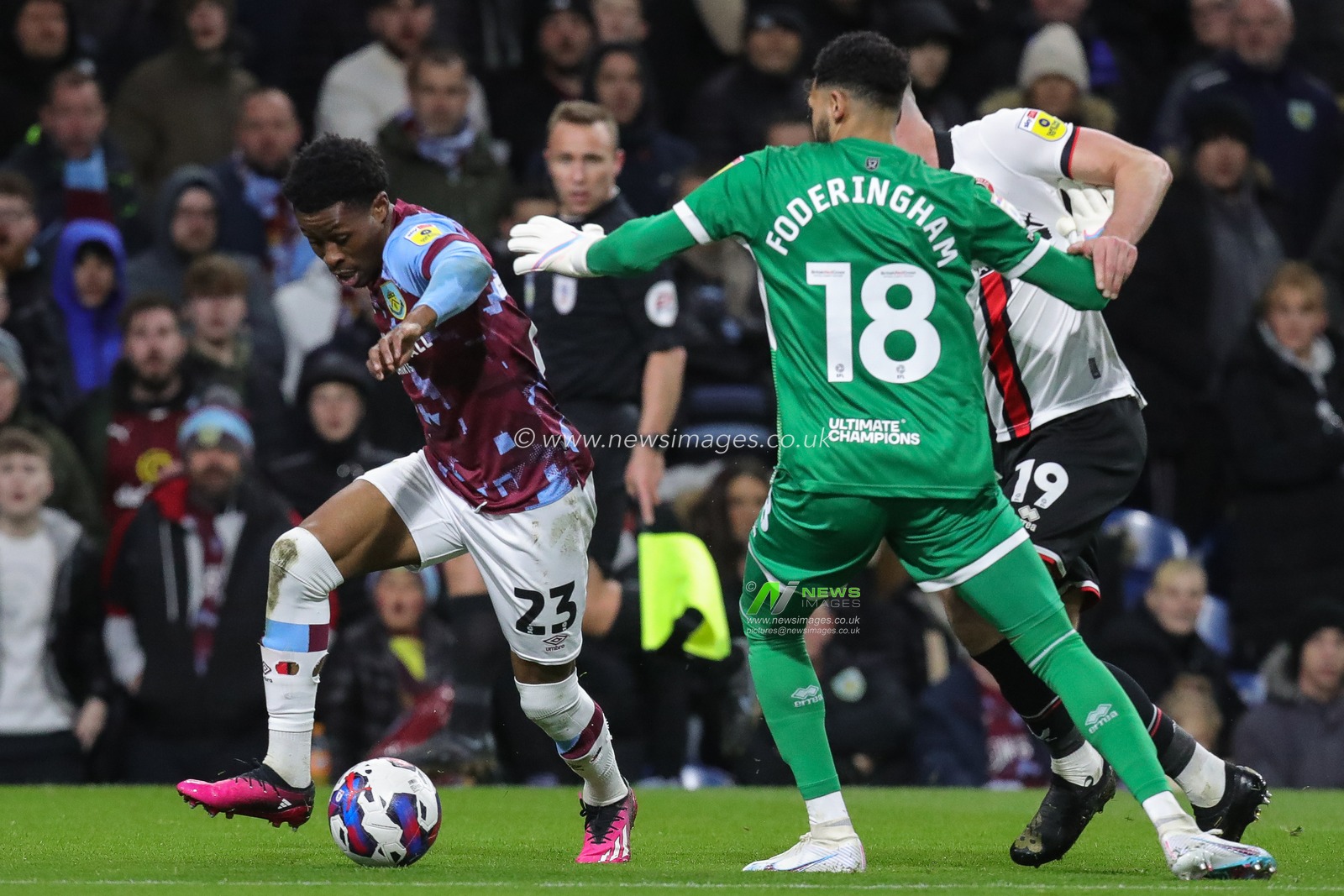 Nathan Tella #23 of Burnley takes on Wes Foderingham #18 of Sheffield United during the Sky Bet Championship match Burnley vs Sheffield United at Turf Moor, Burnley, United Kingdom, 10th April 2023

(Photo by James Heaton/News Images)