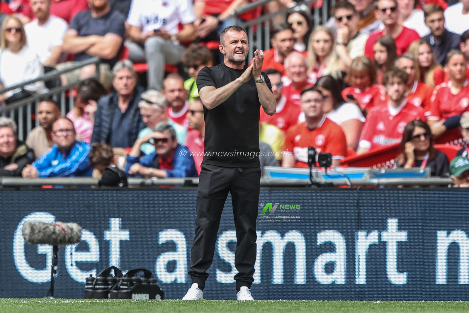 Nathan Jones manager of Charlton Athletic applauds his team during the Sky Bet League 1 Playoff Final match Charlton Athletic vs Leyton Orient at Wembley Stadium, London, United Kingdom, 25th May 2025

(Photo by Alfie Cosgrove/News Images)