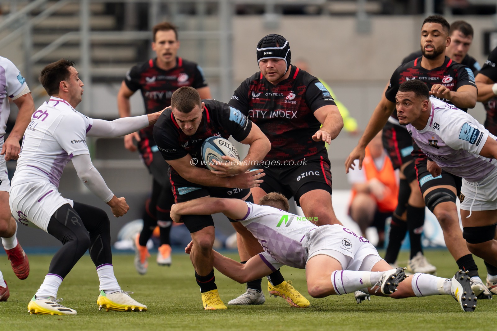Ben Earl #7 of Saracens battles with  Fin Smith #10 of Northampton Saints and  Alex Mitchell #9 of Northampton Saints during the Gallagher Premiership match Saracens vs Northampton Saints at StoneX Stadium, London, United Kingdom, 13th November 2022

(Photo by Richard Washbrooke/News Images)