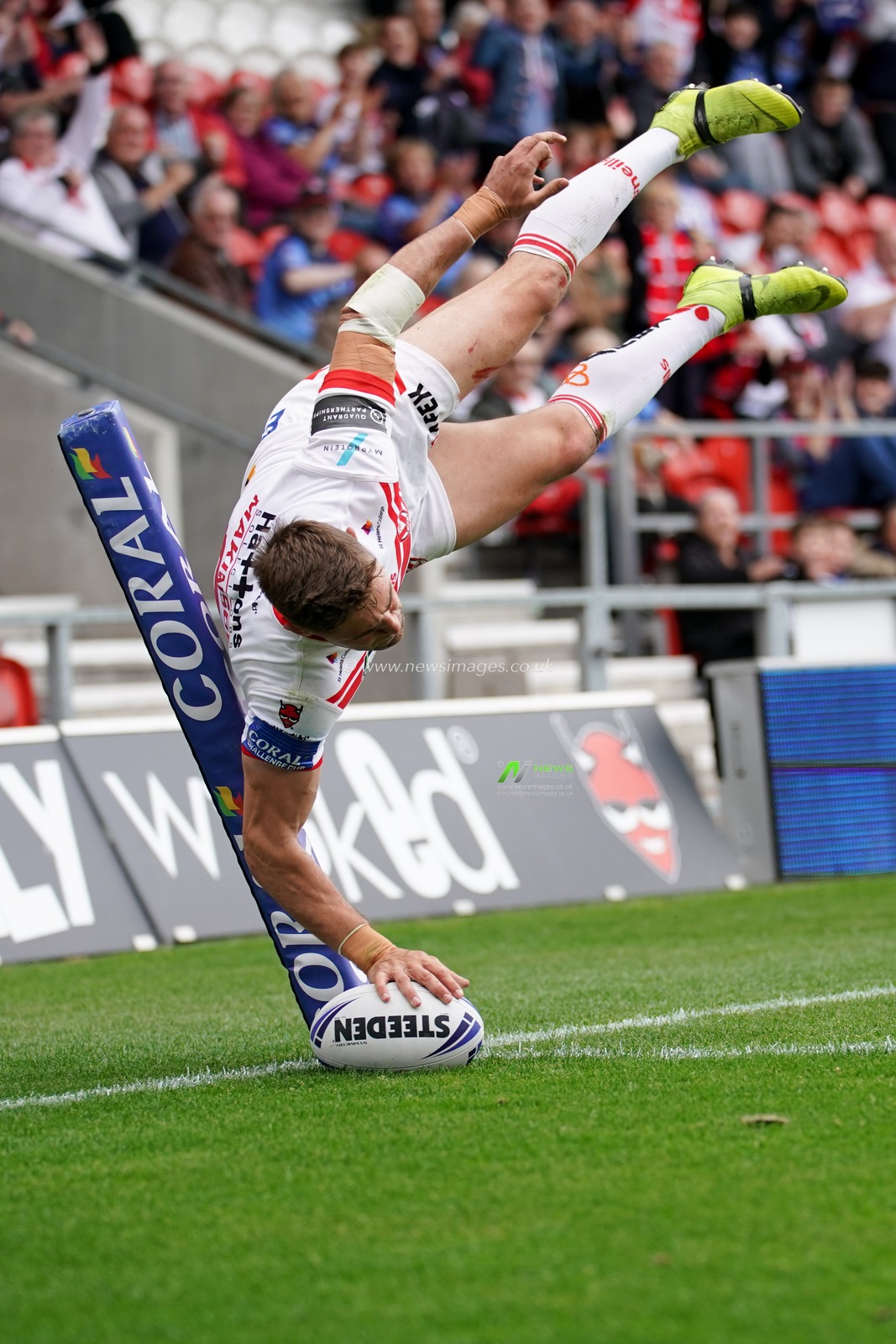 St. Helens's Tom Makinson scores his sides second try



1st June 2019 , Totally Wicked Stadium, St Helens, England; Coral Challenge Cup 2019, Quarter Final , St Helens vs Wakefield Trinity ; 


Credit: Terry Donnelly/News Images