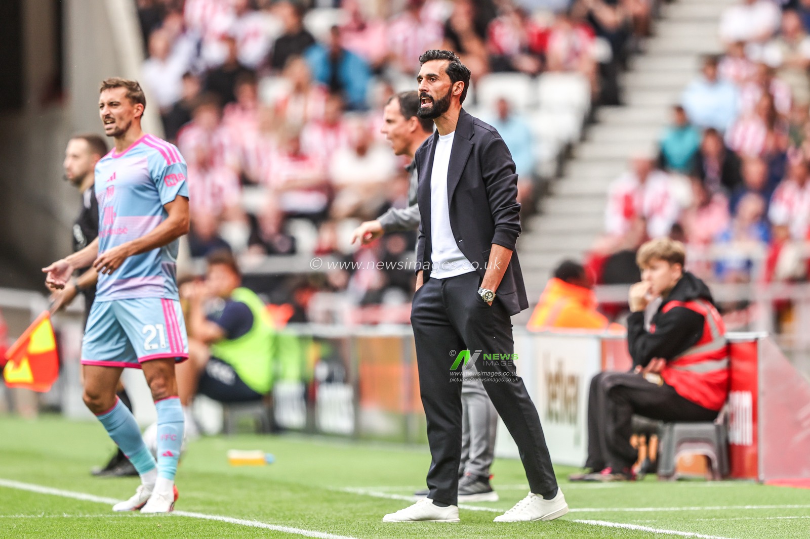 Alvaro Arbeloa manager of Fulham gives his team instructions during the Premier League match Sunderland vs Fulham at Stadium Of Light, Sunderland, United Kingdom on 30 August 2026

(Photo by Alfie Cosgrove/News Images)