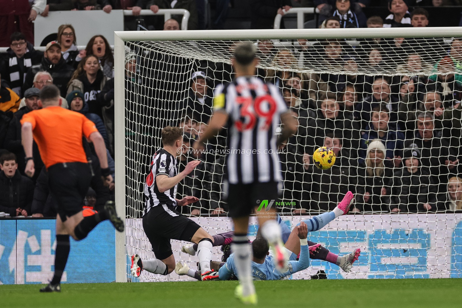 Sean Longstaff of Newcastle United puts the ball in the net but goal is quickly ruled out during the Premier League match Newcastle United vs Manchester City at St. James's Park, Newcastle, United Kingdom, 13th January 2024

(Photo by Mark Cosgrove/News Images)