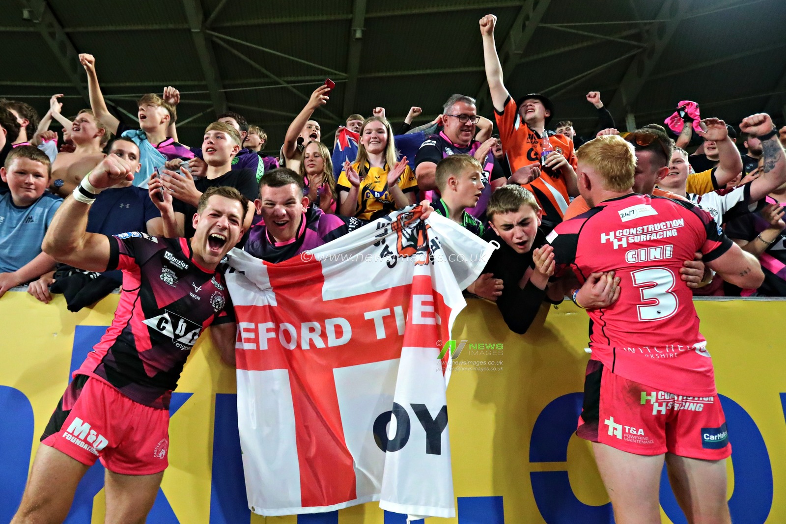 Chris Atkin of Castleford Tigers and Zac Cini of Castleford Tigers celebrates with fans after the Betfred Super League Round 14 Hull FC vs Castleford Tigers at MKM Stadium, Hull, United Kingdom, 13th June 2025(Photo by Sam Eaden/News Images)
