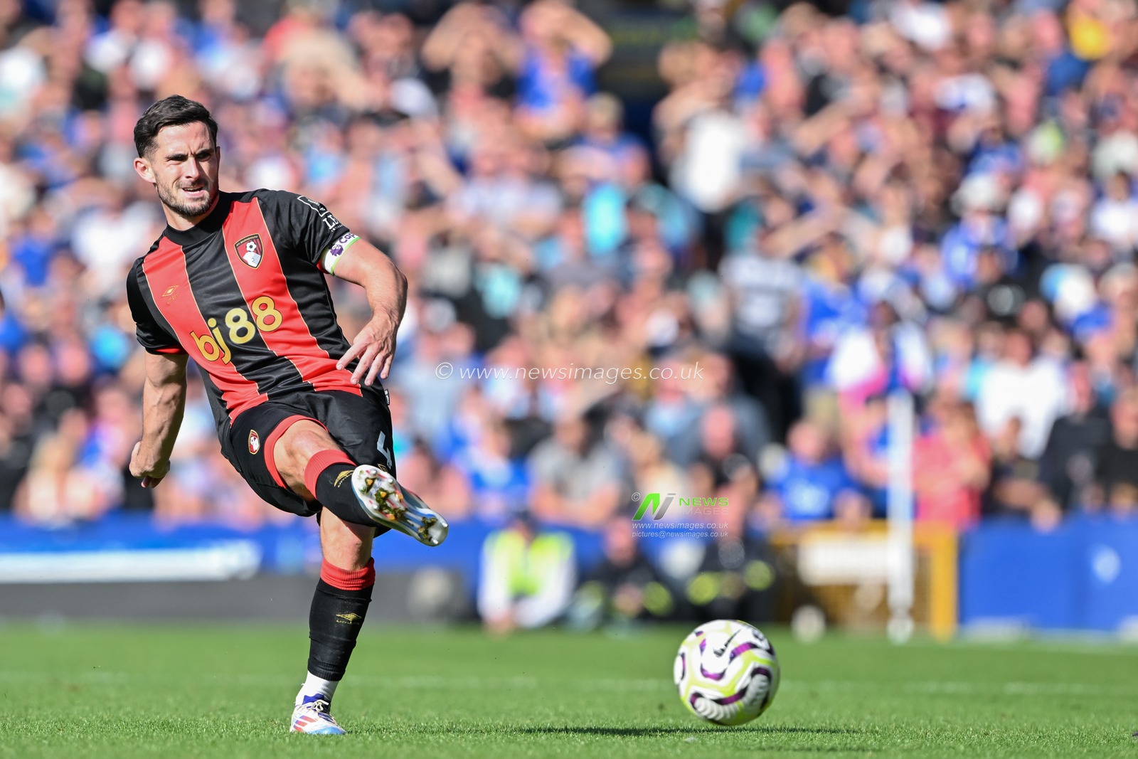 Lewis Cook of Bournemouth passes the ball during the Premier League match Everton vs Bournemouth at Goodison Park, Liverpool, United Kingdom, 31st August 2024

(Photo by Cody Froggatt/News Images)