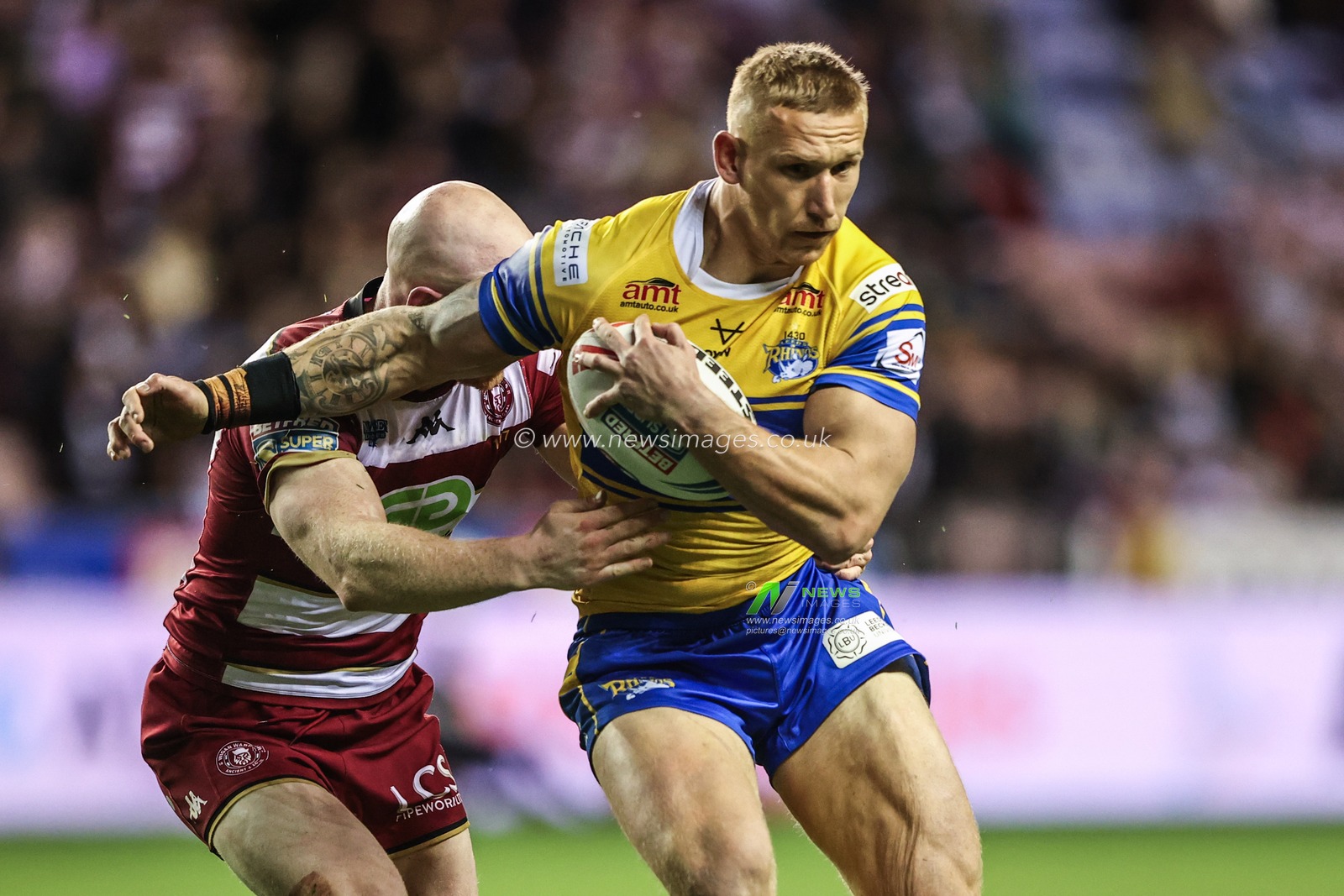 Mikolaj Oledzki of Leeds Rhinos is tackled during the Betfred Super League round 27 match Wigan Warriors vs Leeds Rhinos at The Brick Community Stadium, Wigan, United Kingdom, 19th September 2025

(Photo by Alfie Cosgrove/News Images)