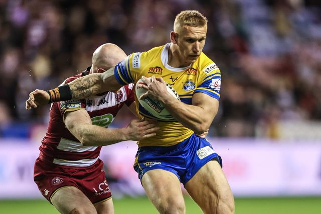 Mikolaj Oledzki of Leeds Rhinos is tackled during the Betfred Super League round 27 match Wigan Warriors vs Leeds Rhinos at The Brick Community Stadium, Wigan, United Kingdom, 19th September 2025

(Photo by Alfie Cosgrove/News Images)