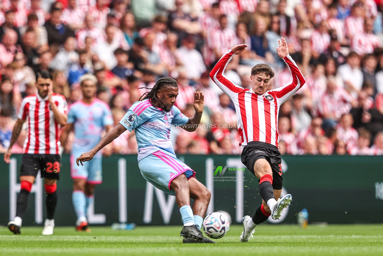 Trai Hume of Sunderland blocks a pass from Alex Iwobi of Fulham during the Premier League match Sunderland vs Fulham at Stadium Of Light, Sunderland, United Kingdom on 30 August 2026

(Photo by Alfie Cosgrove/News Images)
