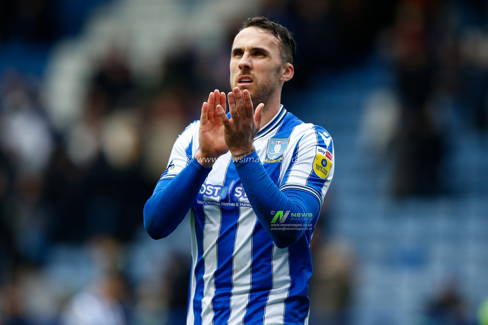 Lee Gregory #9 of Sheffield Wednesday applauds fans after the Sky Bet League 1 match Sheffield Wednesday vs Lincoln City at Hillsborough, Sheffield, United Kingdom, 1st April 2023

(Photo by Ben Early/News Images)