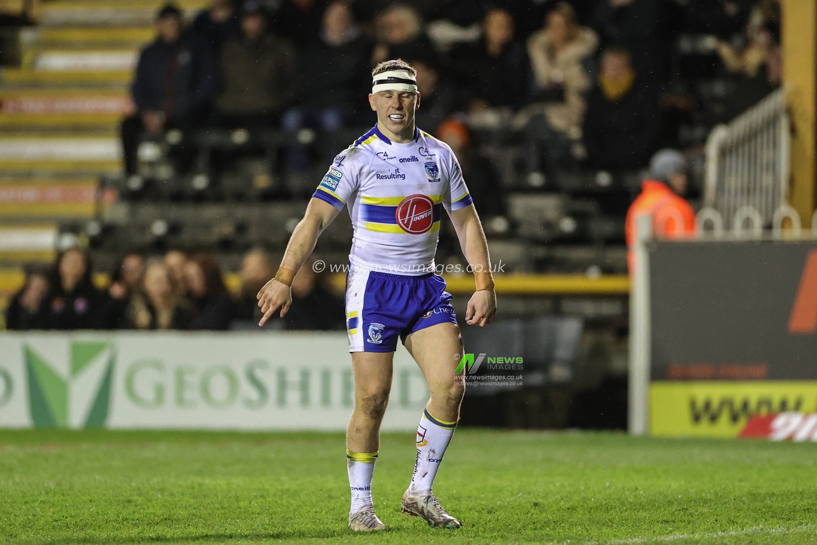 George Williams #6 of Warrington Wolves gives teams mates instructions during the Betfred Super League Round 6 match Castleford Tigers vs Warrington Wolves at The Mend-A-Hose Jungle, Castleford, United Kingdom, 24th March 2023

(Photo by Mark Cosgrove/News Images)