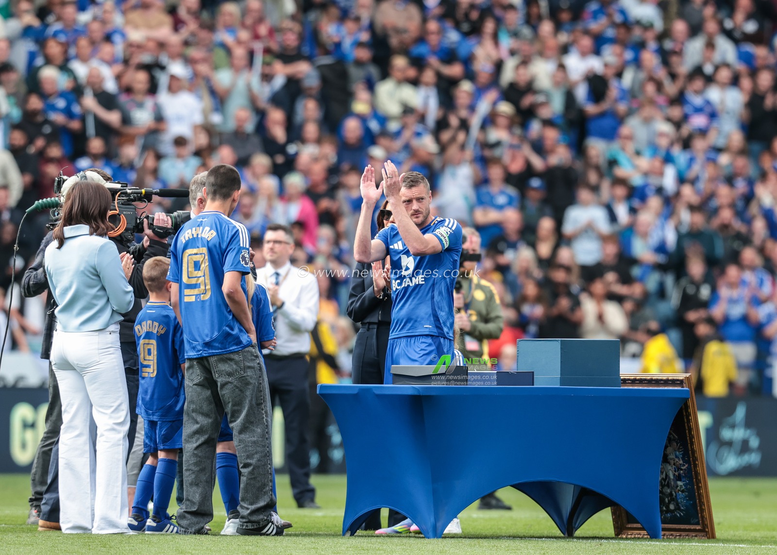 Jamie Vardy of Leicester City applauds the fans after the final whistle during the Premier League match Leicester City vs Ipswich Town at King Power Stadium, Leicester, United Kingdom, 18th May 2025

(Photo by Richard Bierton/News Images)
