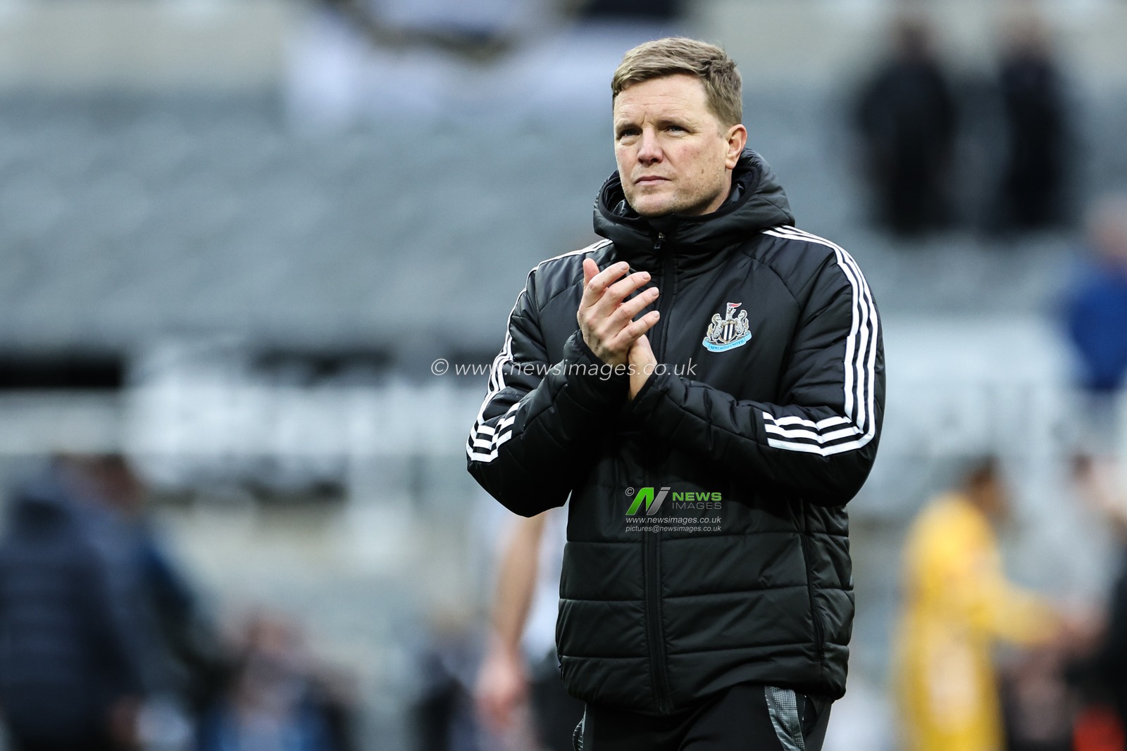 Eddie Howe manager of Newcastle United applauds the home fans after the Emirates FA Cup 5th Round Newcastle United vs Brighton and Hove Albion at St. James's Park, Newcastle, United Kingdom, 2nd March 2025

(Photo by Mark Cosgrove/News Images)