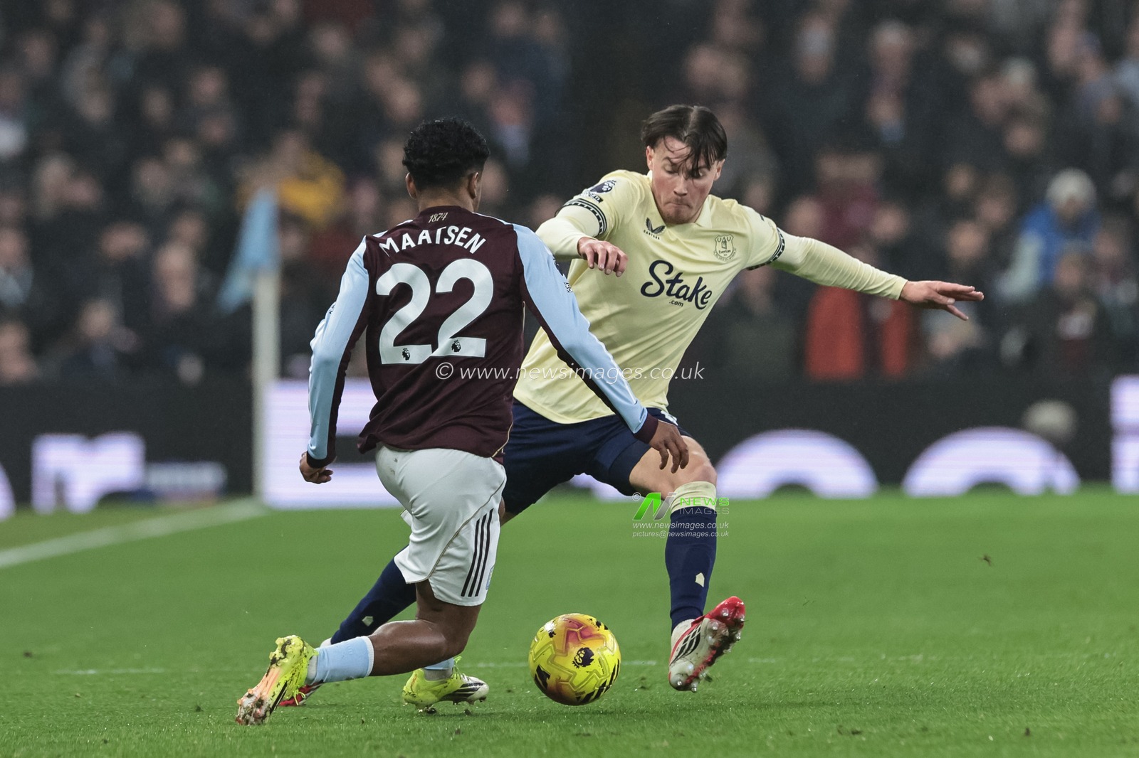 Ian Maatsen of Aston Villa and Nathan Patterson of Everton battle for the ball during the Premier League match Aston Villa vs Everton at Villa Park, Birmingham, United Kingdom, 18th January 2026

(Photo by Mark Cosgrove/News Images)